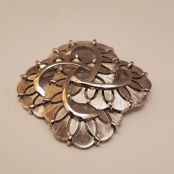 TRIFARI Double infinity symbols brooch pin, with textured and smooth finishes - Picture 15 of 16